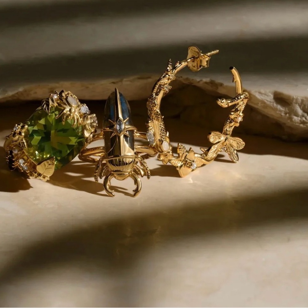 Gold-Tone Ring with Large Green Cushion Crystal and Nature Motif - Picture 5 of 5